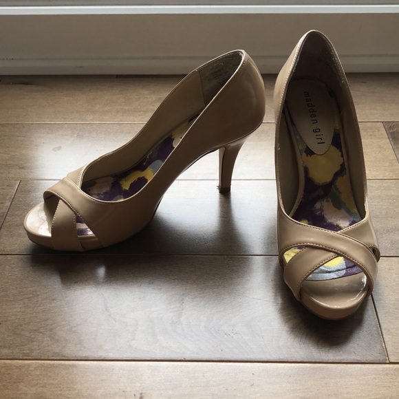 Madden Girl - Beige patent leather peep-toe pumps. Size 7.5 - Picture 2 of 4